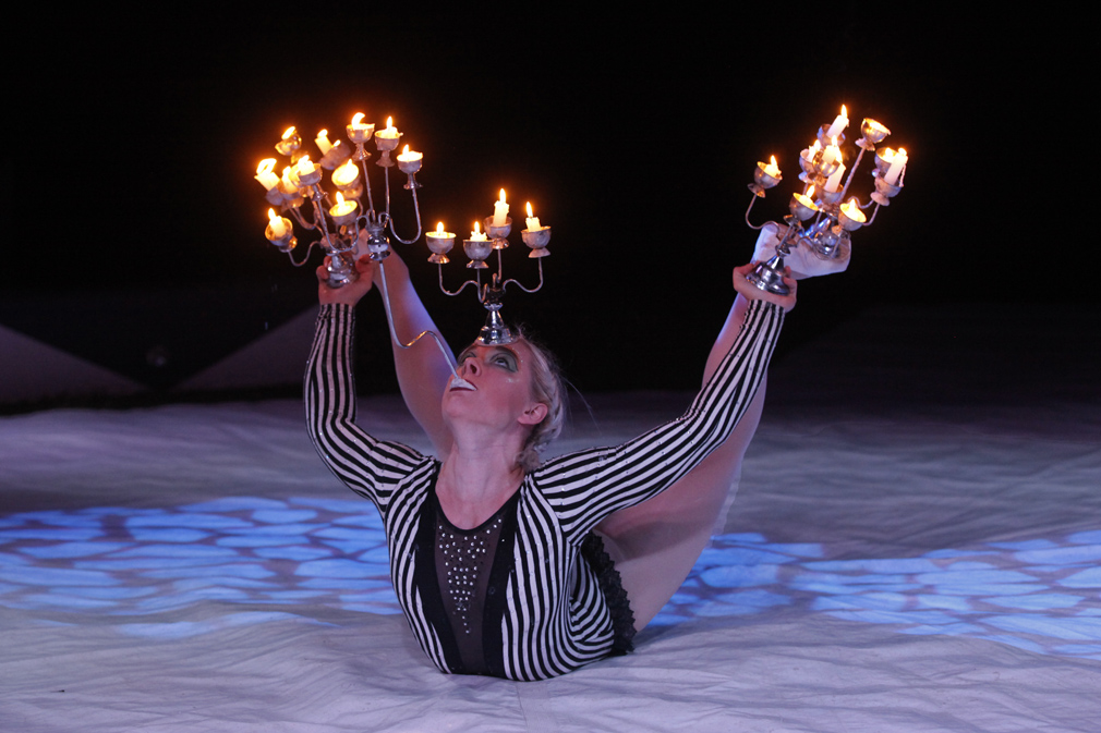 Ramona Reinwall klarer å mystisk vis å få plassert og holde fem kandelabre.