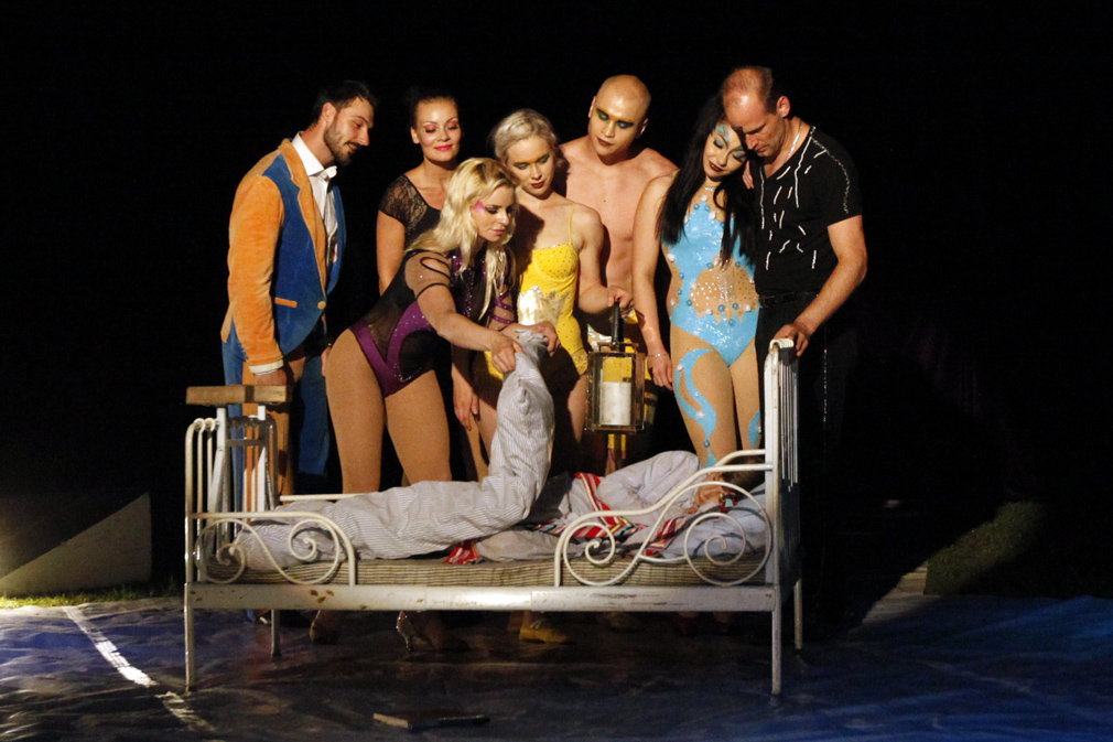 Etter en dans med gutten i sentrum, går han igjen til sengs og får dyna bred over seg.