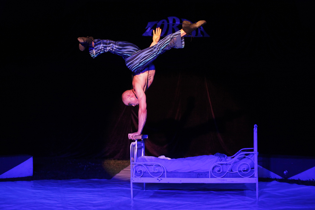 Mens gutten sover, gjør akrobaten kunststykker på sengegavlen. Hva er drøm og hva er virkelighet?