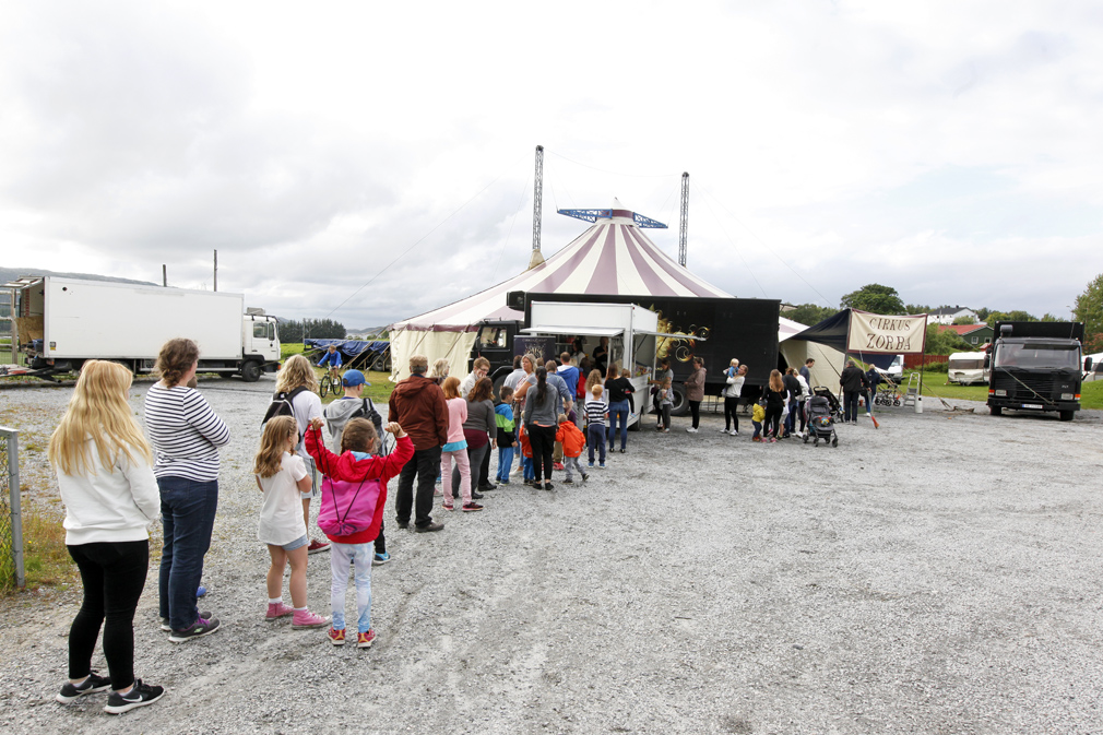 Det var lang kø, først foran billettluka, deretter foran kiosken, da Cirkus Zorba besøkte Lauvsnes.