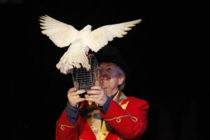 Thor Gujord med sine duer.