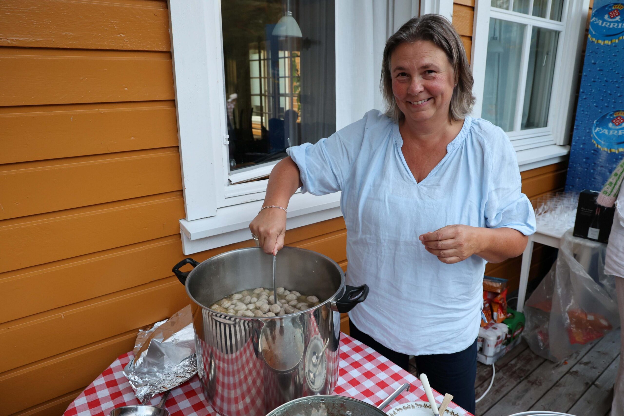 Hilde Lein serverer sodd. Man kan vedde på at de ikke har like god sodd i Nashville.