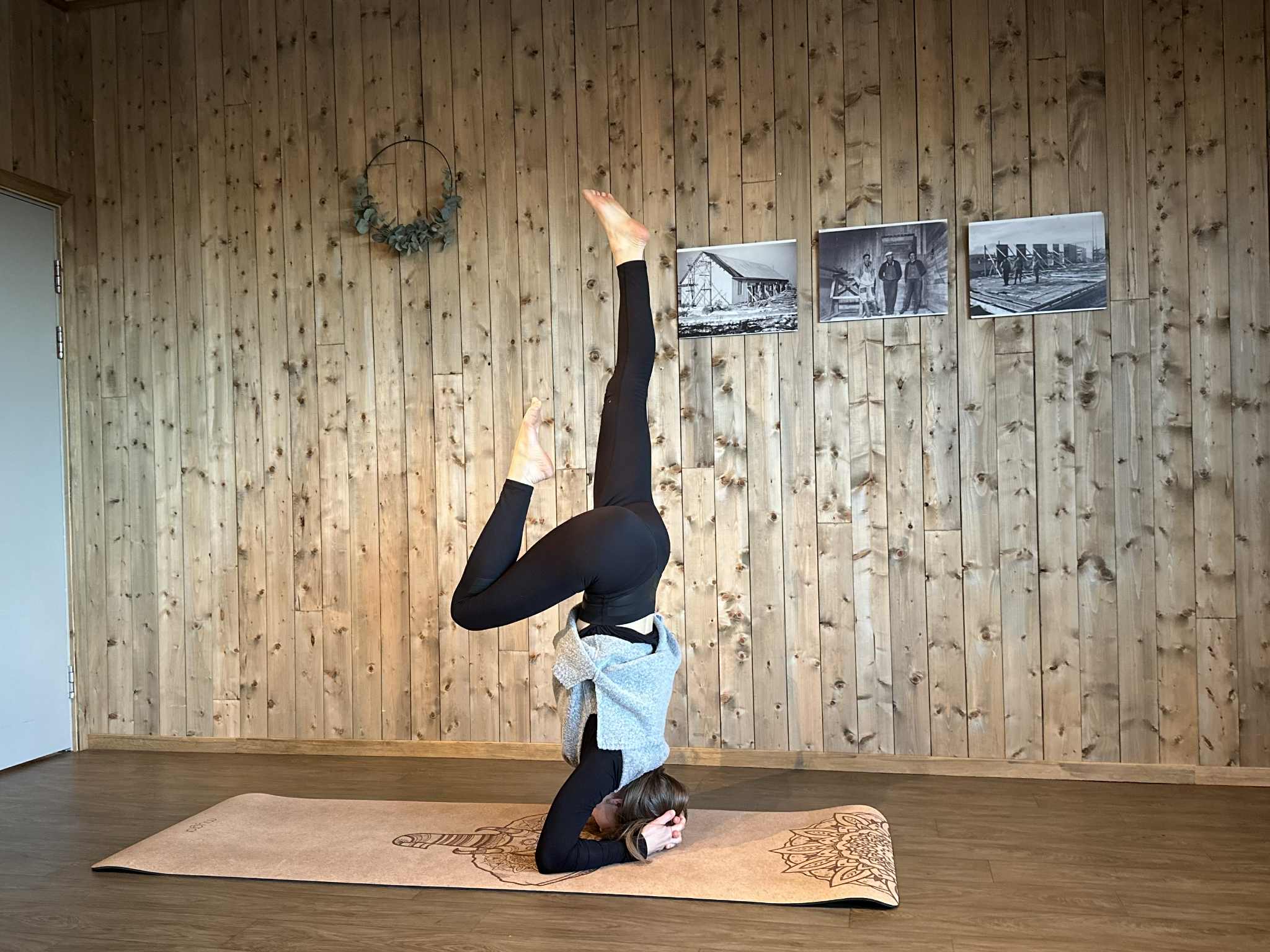 Mange forbinder yoga med krevende øvelser som hodestående, men dette er ikke noe man trenger å gjøre.