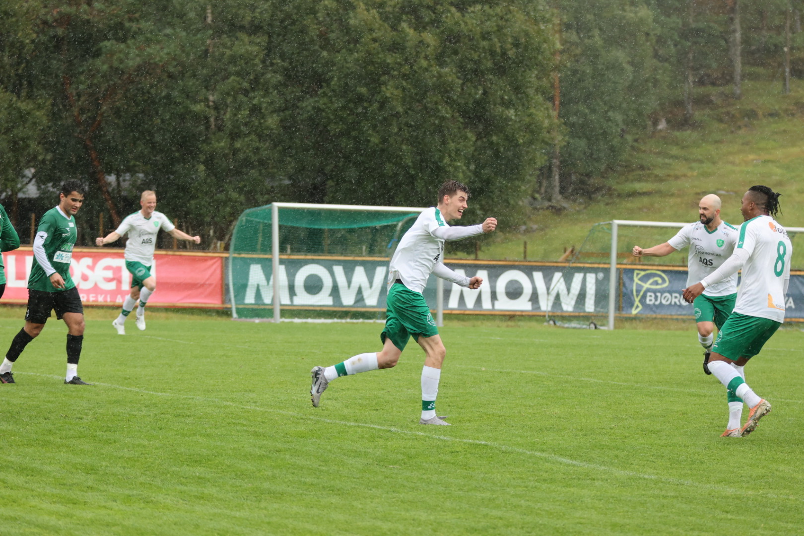 Fabian Aagård jubler etter å ha skåret Flatanger første mål i kampen.