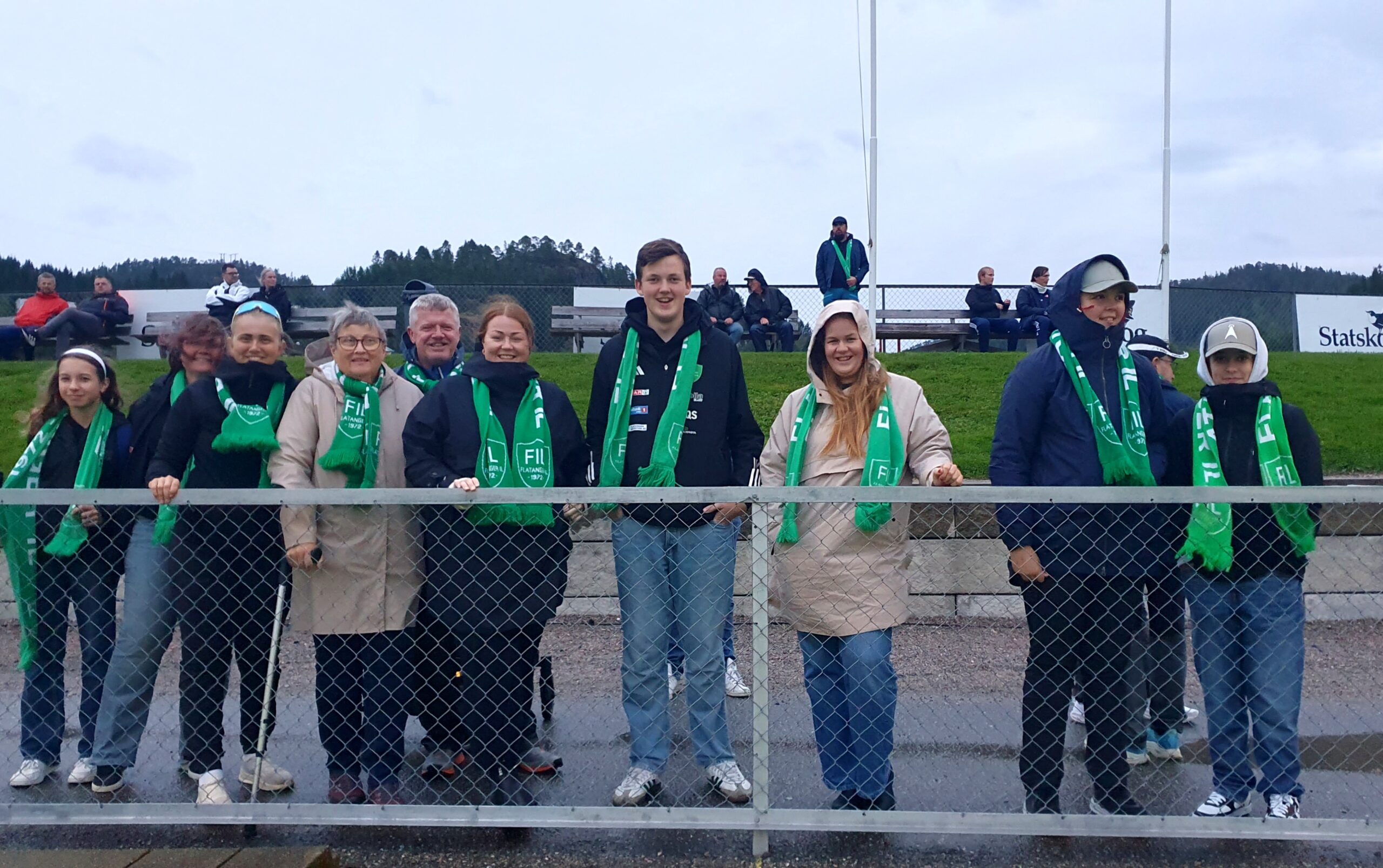 Mange Flatanger-supportere har tatt turen til Namsos og er klare til kampstart!