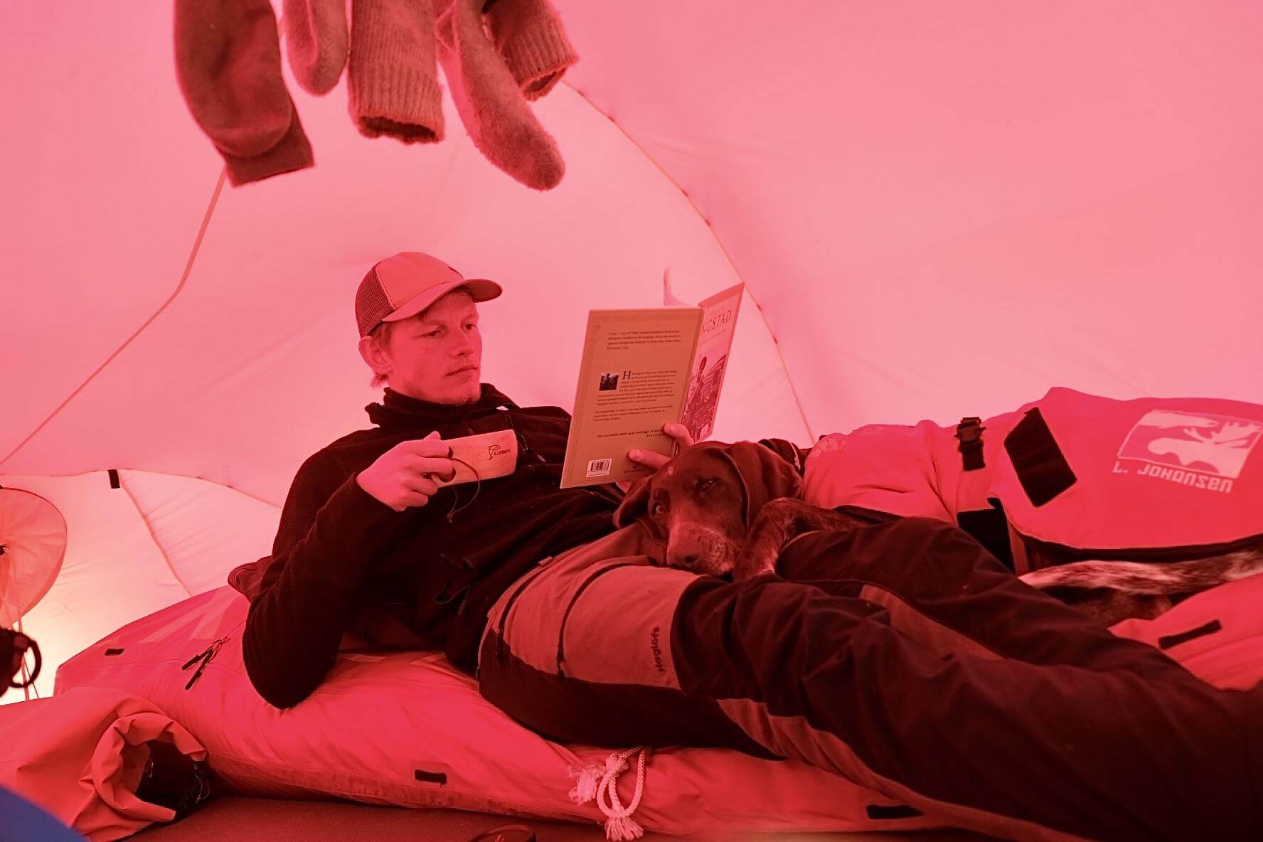 Fredrik fikk &oslash;ynene opp for lesing p&aring; turen, og pl&oslash;yde gjennom fire b&oslash;ker. (Foto: Fredrik Dahle Klocke)