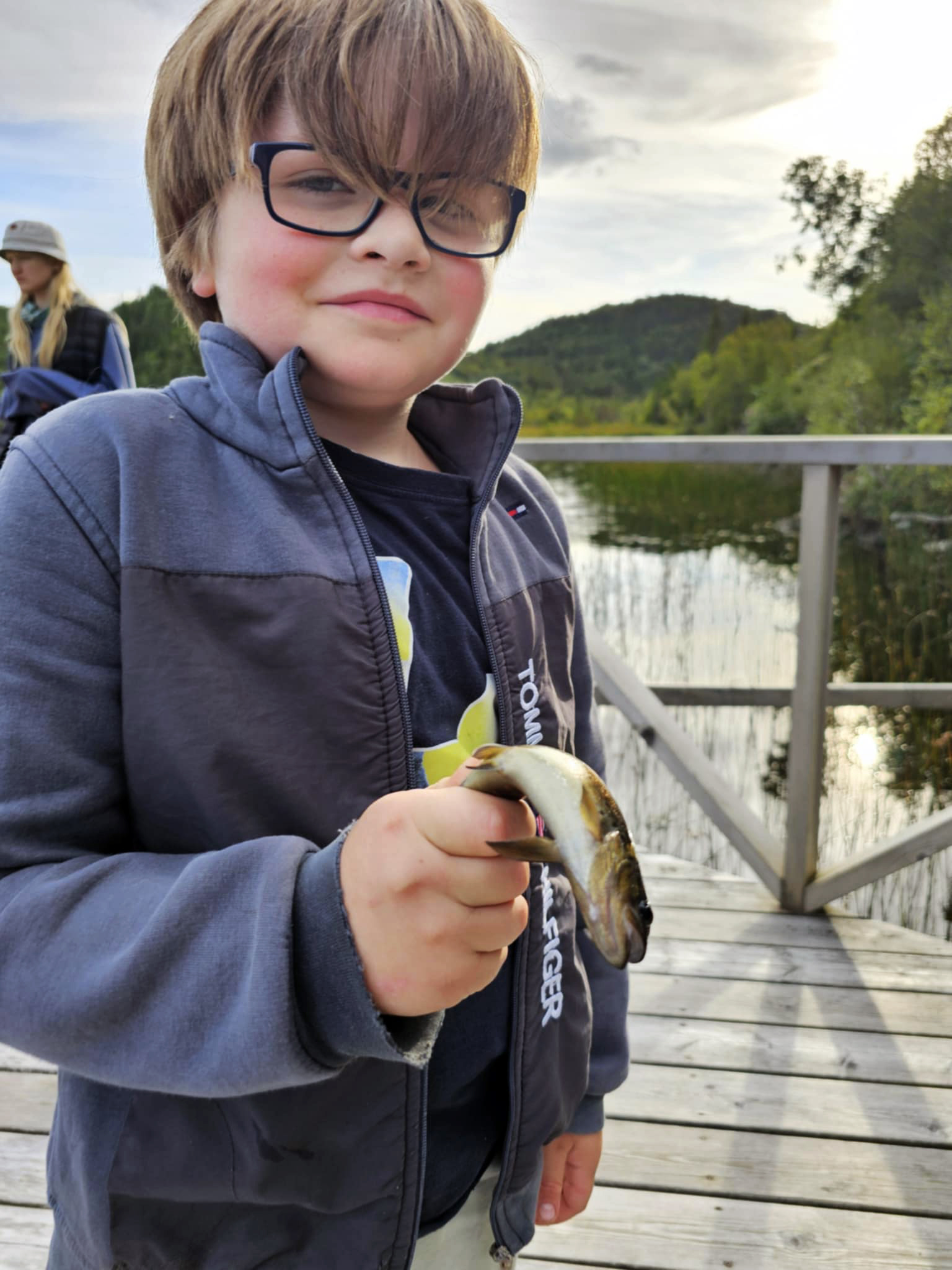 Kai og Tom fikk dagens eneste fisk, og vant dermed fiskekonkurransen. (Foto: Ingrid Marie Myren)