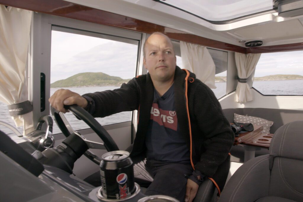 Alexander Hartvik&oslash;y er vant til &aring; kj&oslash;re b&aring;t, og det hefter ikke &aring; krysse over til arbeidsplassen p&aring; Bj&oslash;rgan.