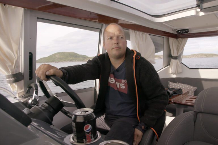 Alexander Hartvik&oslash;y er vant til &aring; kj&oslash;re b&aring;t, og det hefter ikke &aring; krysse over til arbeidsplassen p&aring; Bj&oslash;rgan.