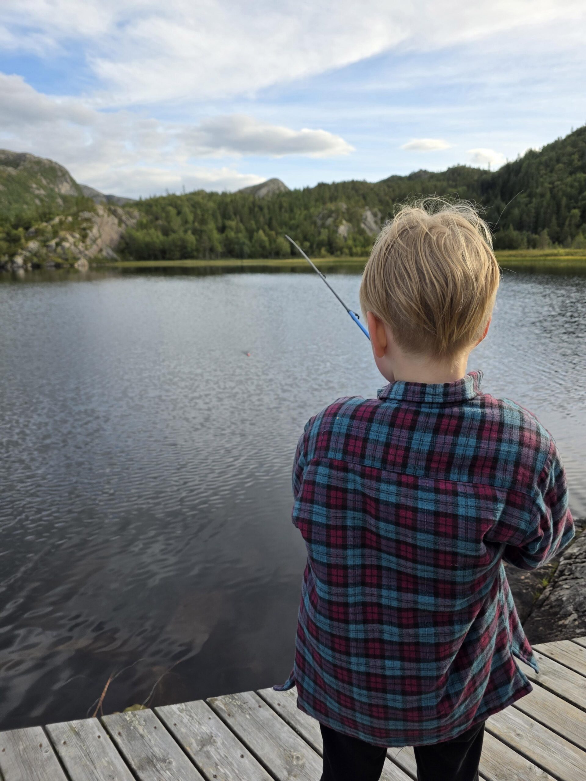 Renndalsvatnet b&oslash;d ikke p&aring; all verden til fangst, men en fin dag ble det likevel. (Foto: Ingrid Marie Myren)