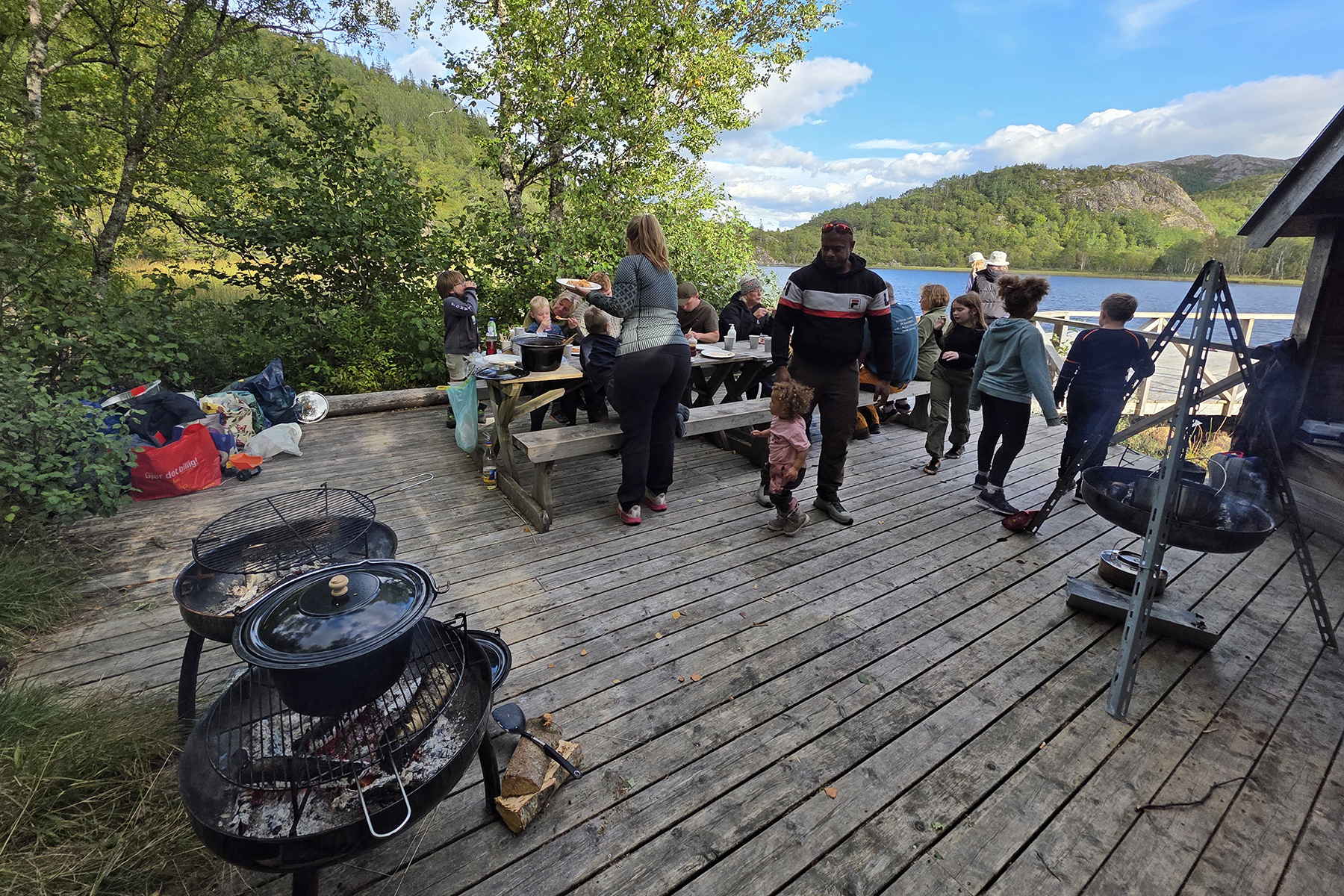 Mye godt mat og trivsel da 4H arrangerte turdag ved Renndalsvatnet. (Foto: Ingrid Marie Myren)