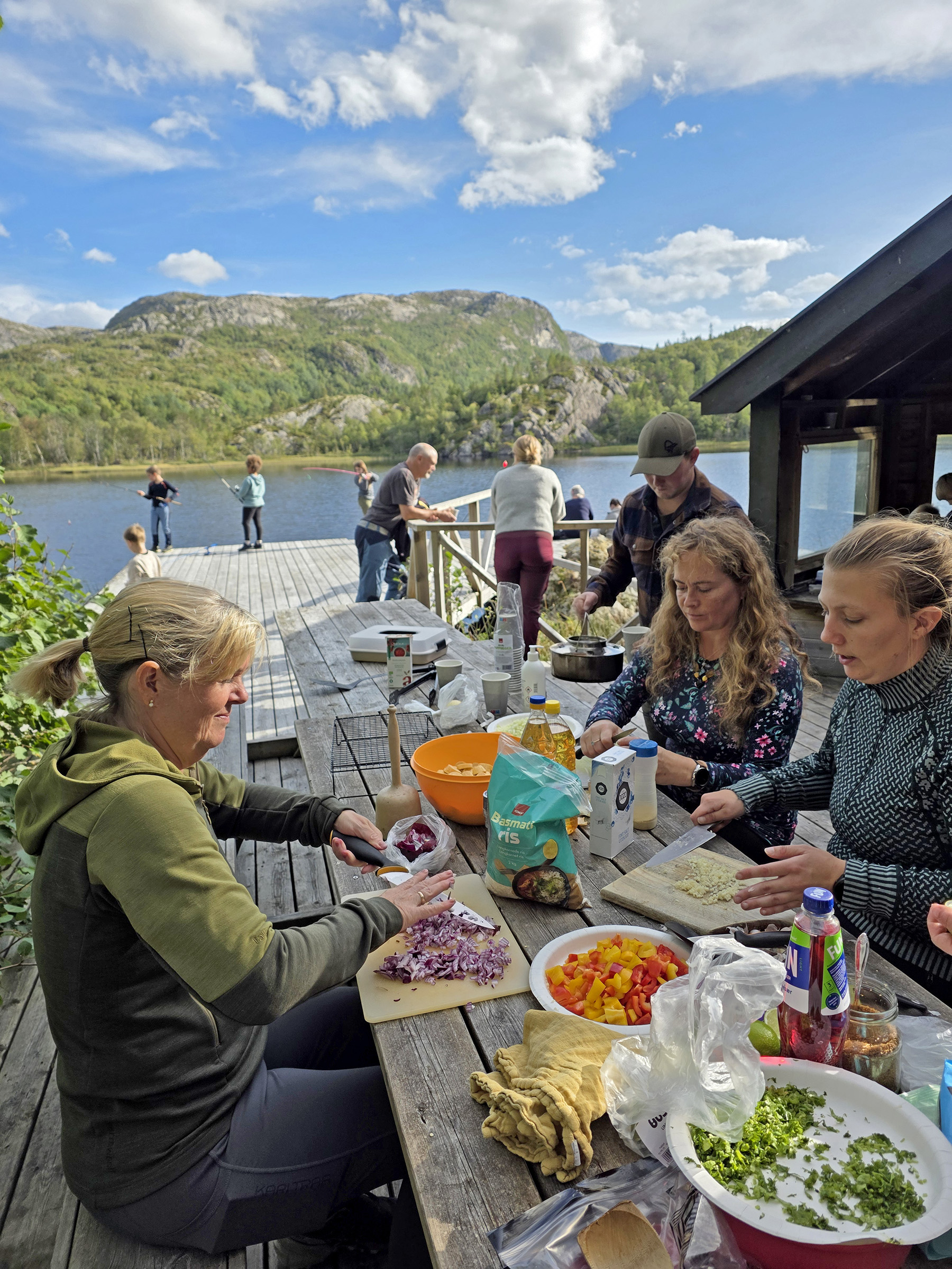 Beate Ramberg Myren (til venstre), Mari-Liis Olsen og Mona Renate H&aring;gensen kutter opp gr&oslash;nnsaker. (Foto: Ingrid Marie Myren)
