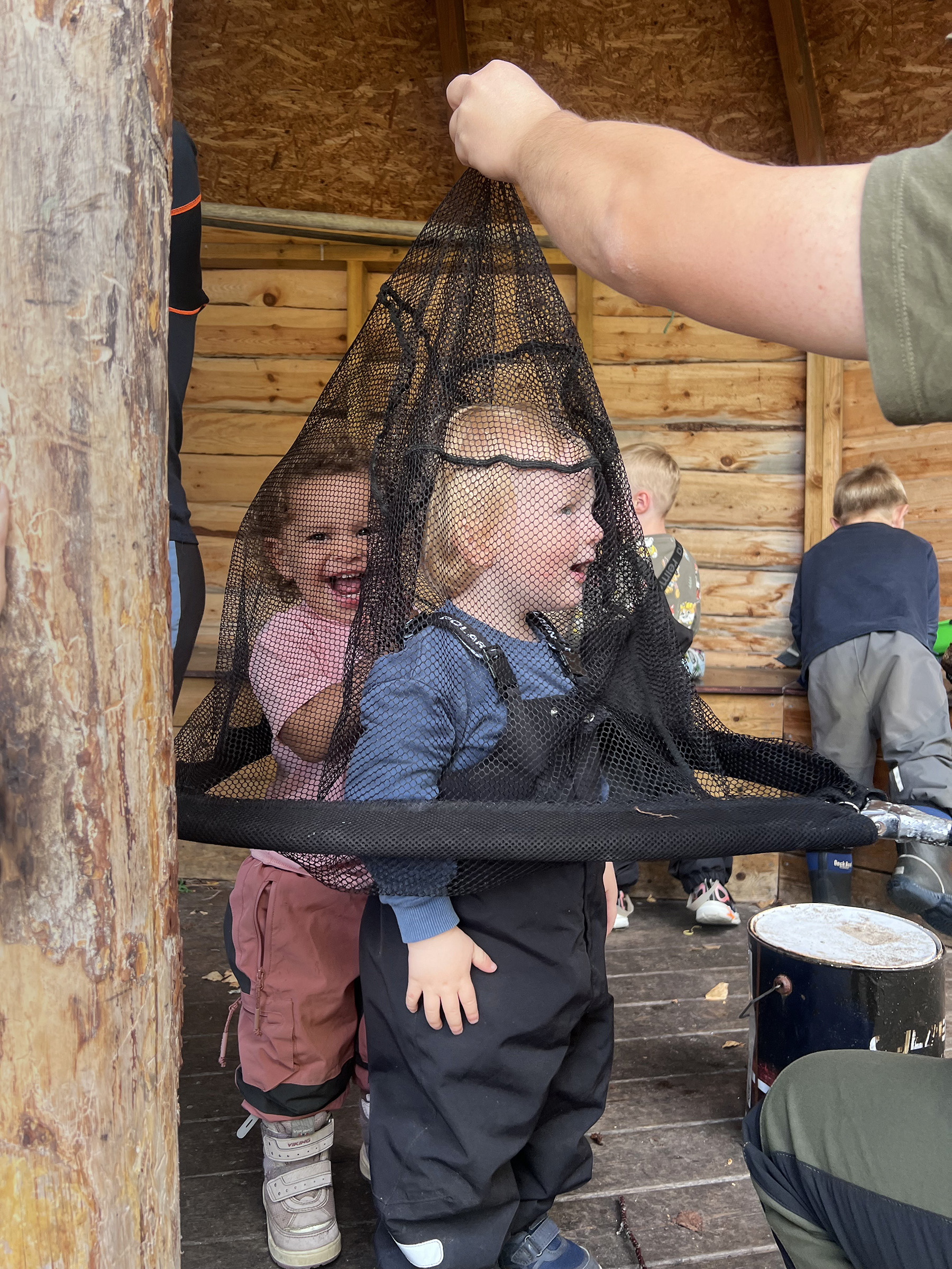 Mangt kan fanges i en hov. Her er det Lillian og Eine som f&aring;r pr&oslash;ve &aring; v&aelig;re p&aring; innsida av hoven. (Foto: Ida Christine Myren)
