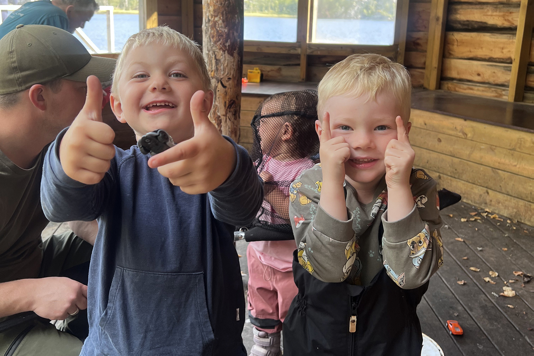 Gustav og Elias stortrives p&aring; turdag! (Foto: Ida Christine Myren)
