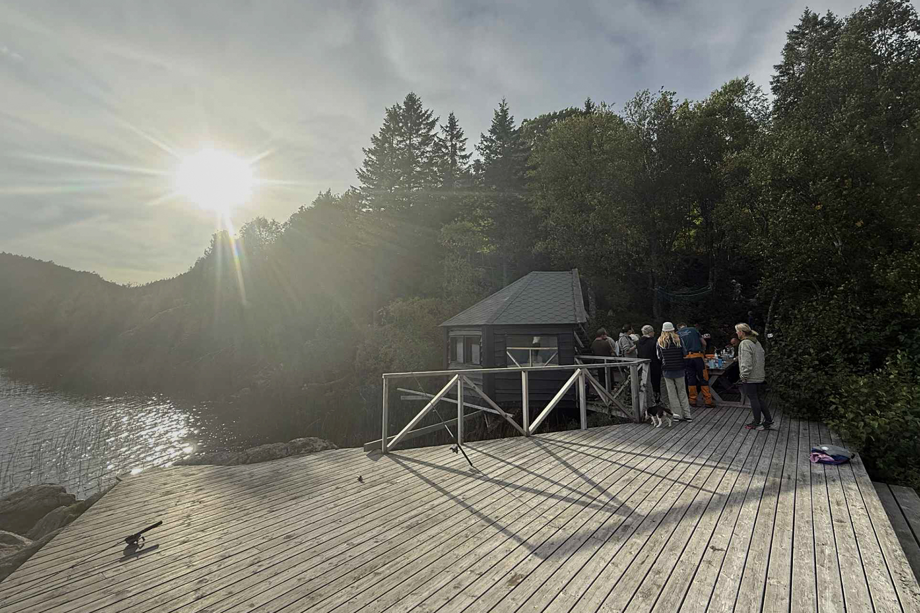 Idyllisk ved gapahuken ved Renndalsvatnet s&oslash;ndag. (Foto: Ida Christine Myren)