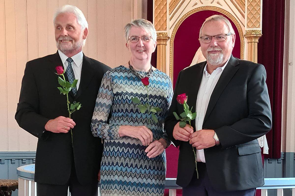 50-&aring;rskonfirmantene, fra venstre:Tor Moe, Klara Elisabeth Aakervik og Helge Lauvsnes.