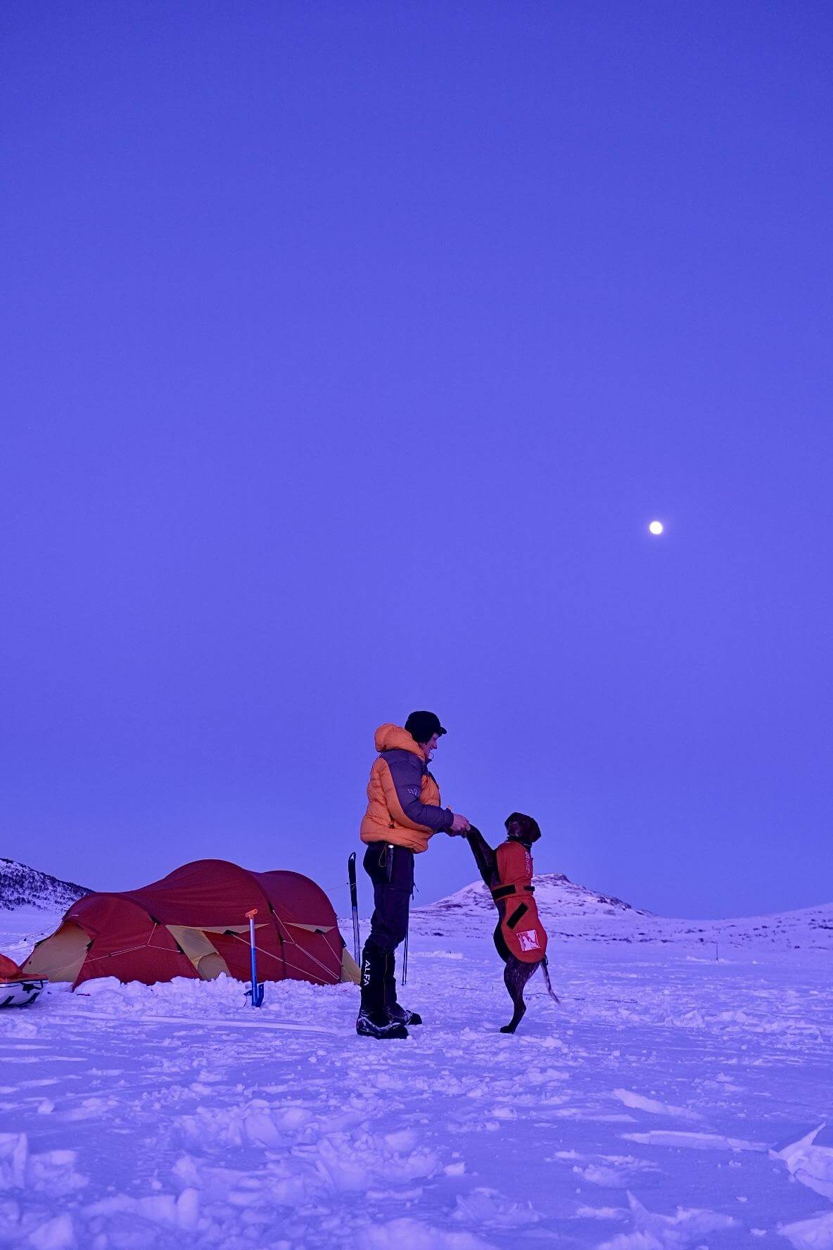 Stemningsfull kveldsm&aring;ne for Fredrik og Tundra. (Foto: Fredrik Dahle Klocke)