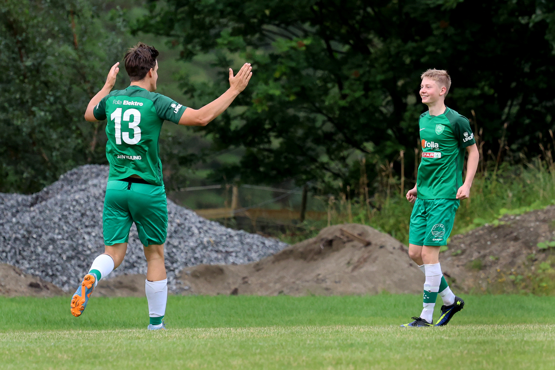 Arn Frisendal hylles av Henrik Str&oslash;m etter 1-0-m&aring;let.