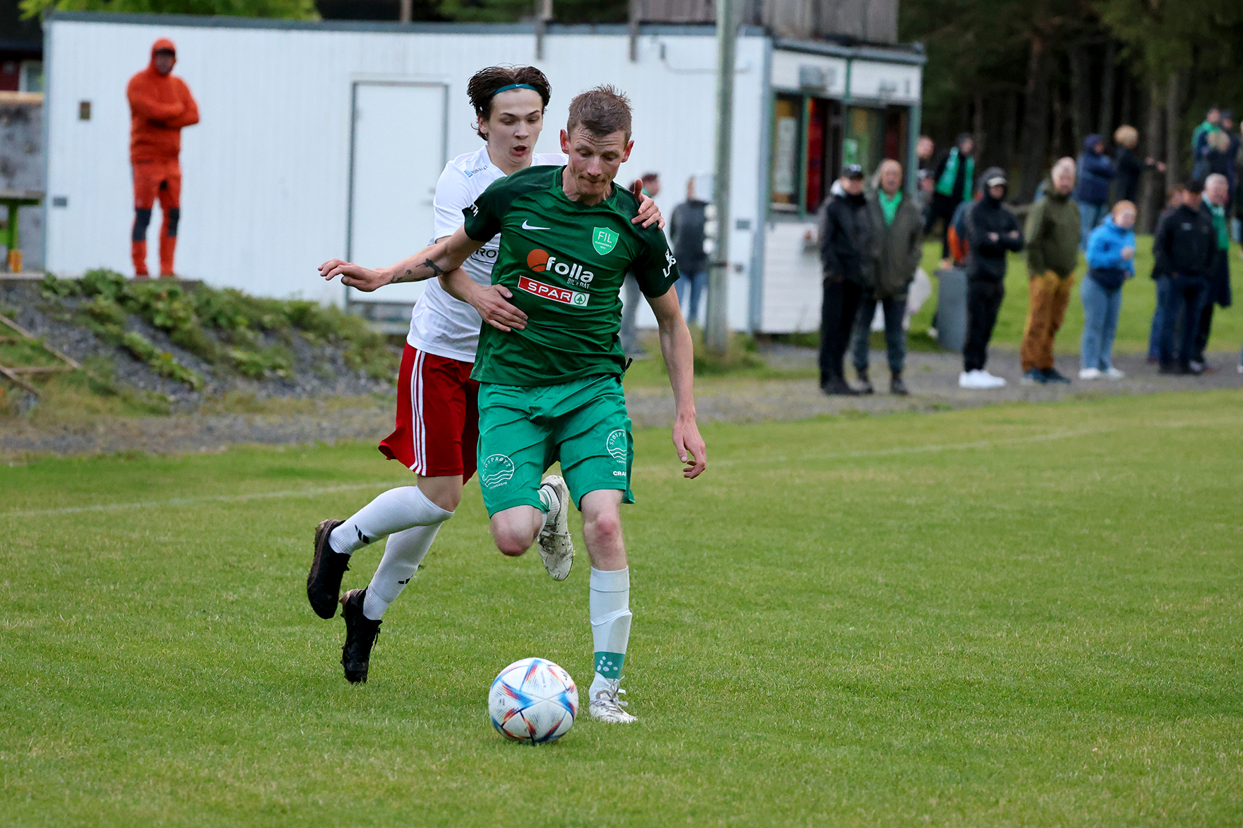 Fredrik Dahle Klocke pr&oslash;ver &aring; rive seg l&oslash;s fra forf&oslash;lgeren.