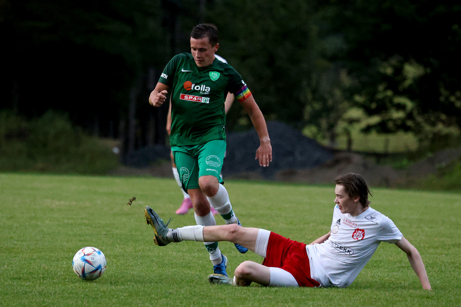 Sigve Grindskar hoppet elegant over og vant ballen.