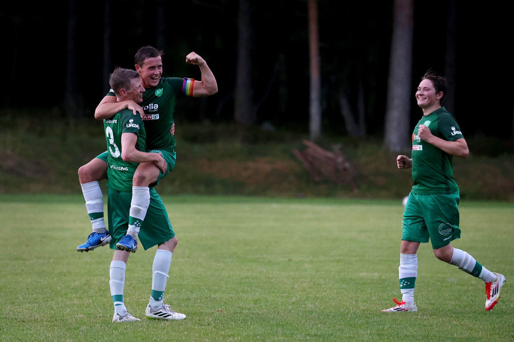 Sigve Grindskar jubler etter &aring; ha satt det avgj&oslash;rende 3-2-m&aring;let. Fredrik Dahle Klocke og Brede Hunnestad feirer med m&aring;lsk&aring;reren.