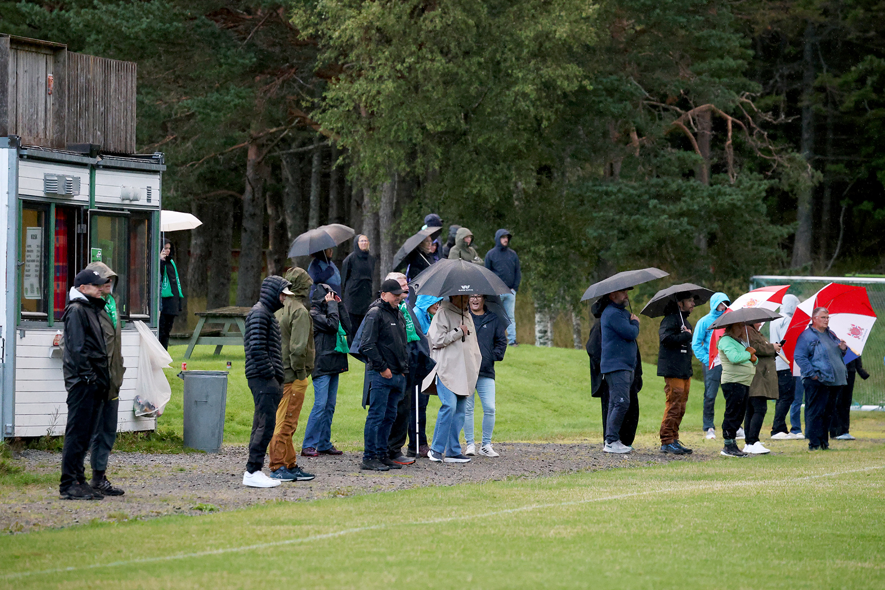 Publikum var godt rustet for kamp med paraply og regnv&aelig;r.