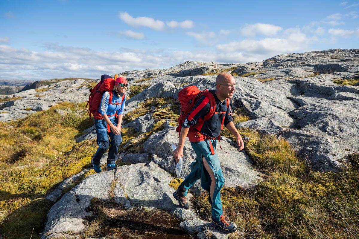 Vår Staude og Henrik Elvestad på veg over fjellet, trolig mot toppen av Hanshallaren der de måtte rappllere ned. (Foto: Haakon Lundkvist)