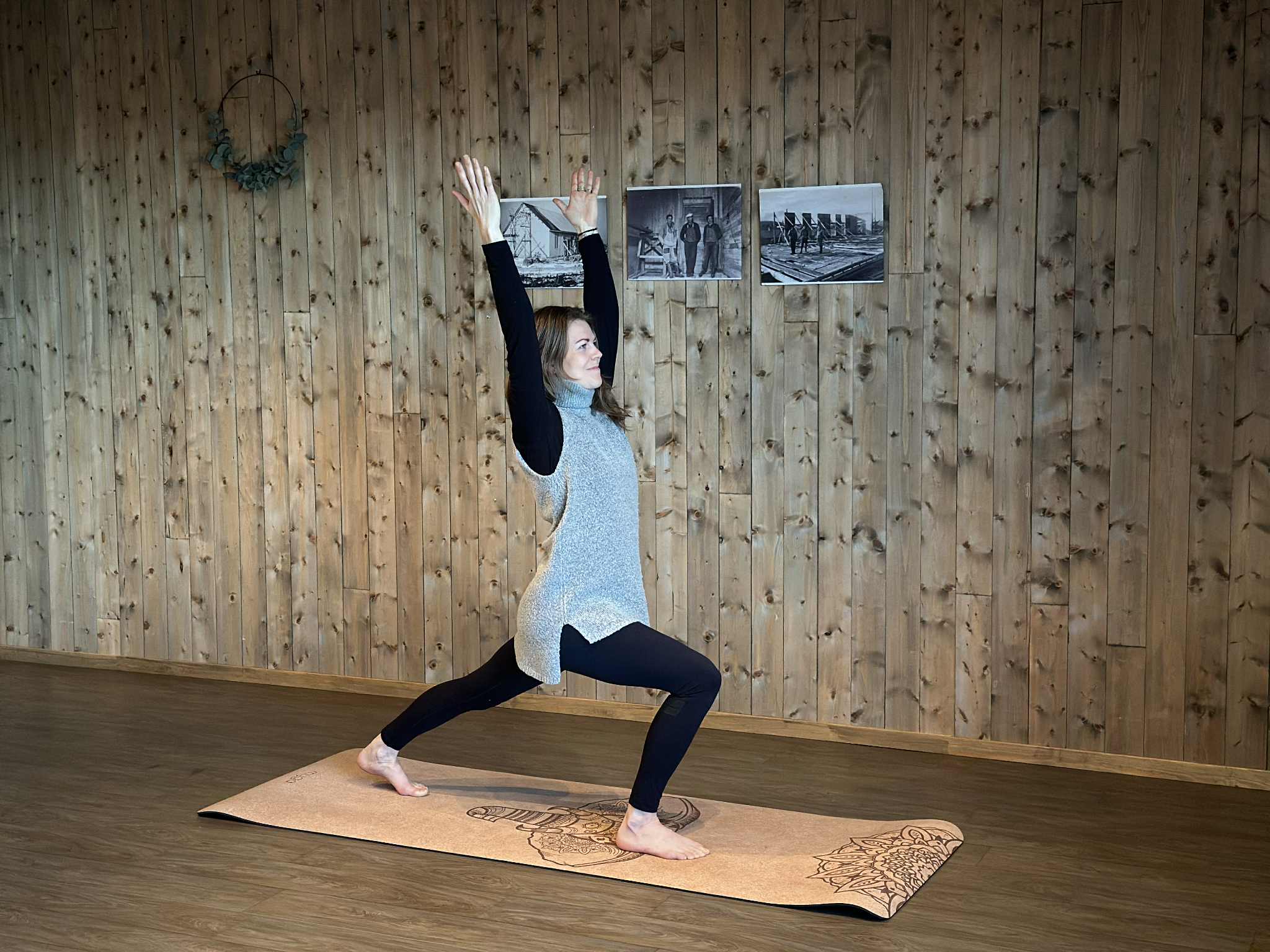 Her viser Helene "kriger", en kjent yogapositur.