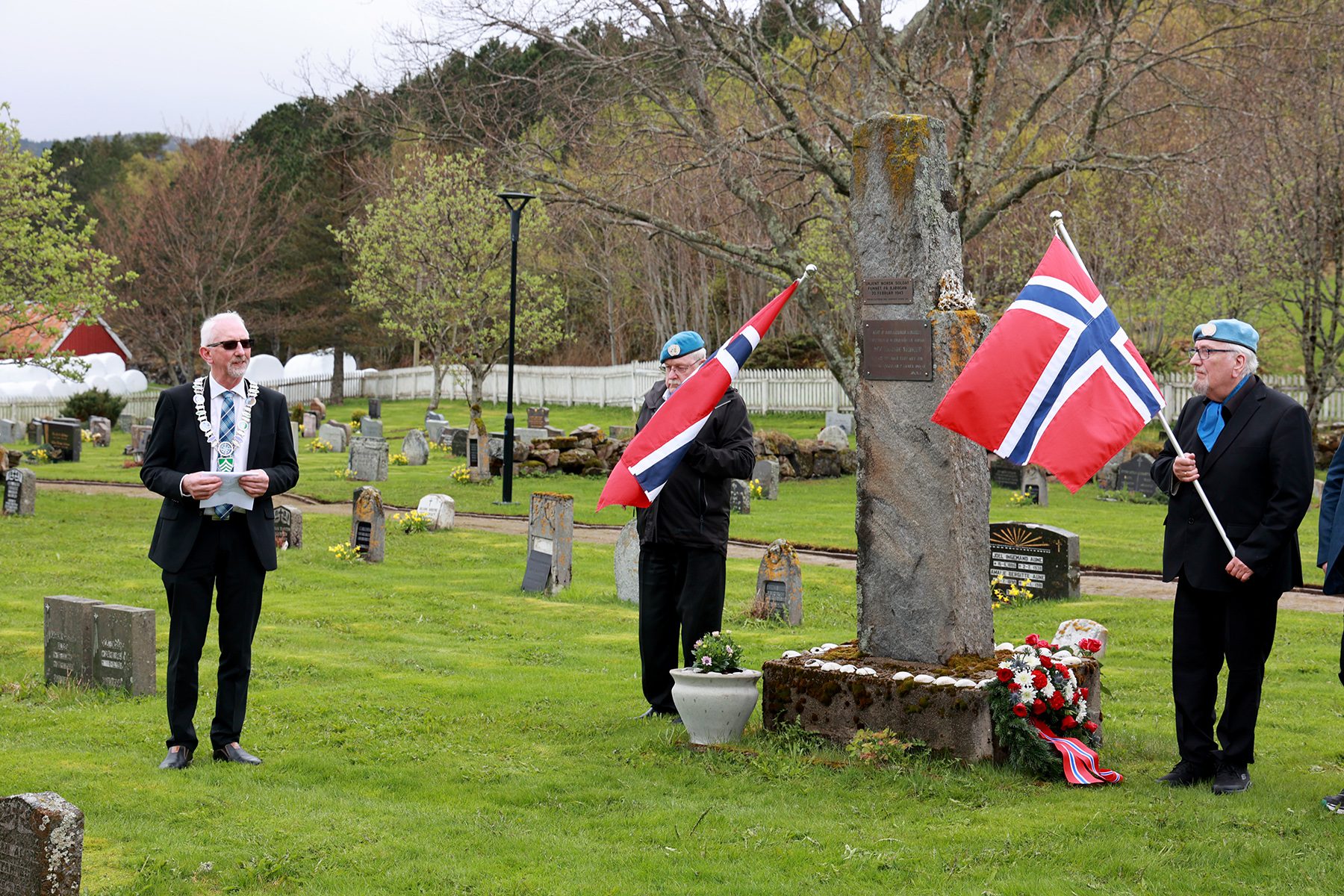 Ordf&oslash;rer Olav J&oslash;rgen Bj&oslash;rk&aring;s holdt tale, mens Halvor Trefjord og Geir Lein sto &aelig;resvakter.