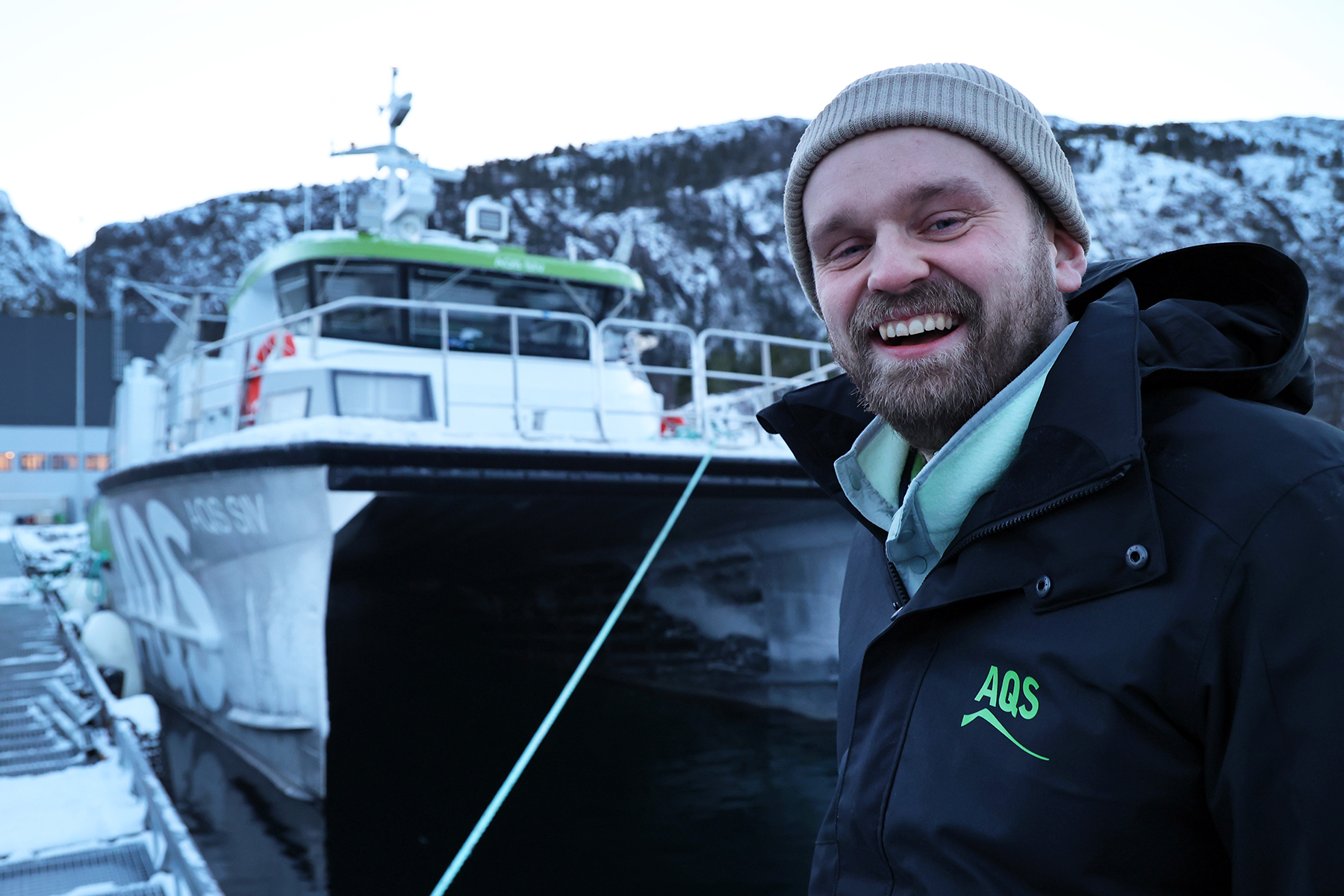 Skipper Fredrik Pettersen er godt forn&oslash;yd med nyb&aring;ten, som er en hurtigg&aring;ende katamaran spesialutrustet for dykking og ROV.