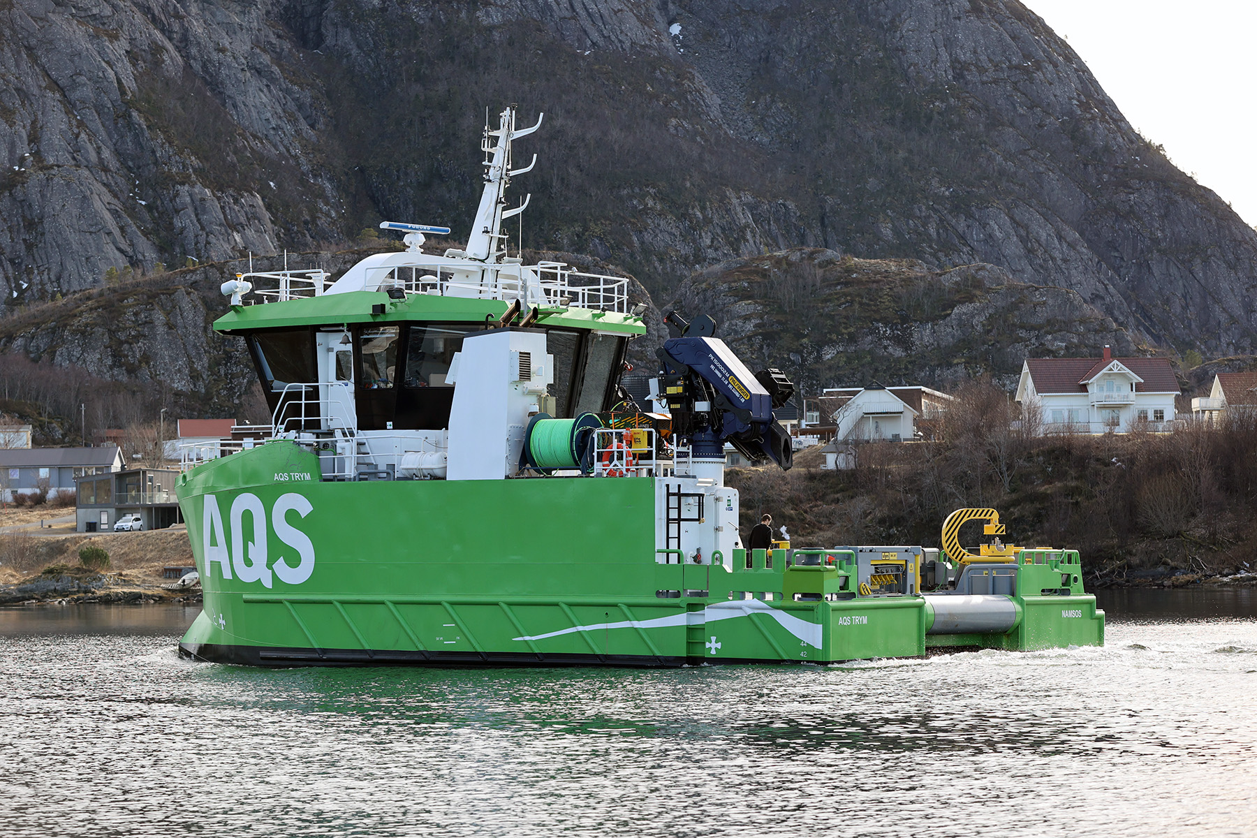 Nyb&aring;ten er utrustet for fort&oslash;yningsarbeid, slep og dykking, og har et fast mannskap p&aring; fire.