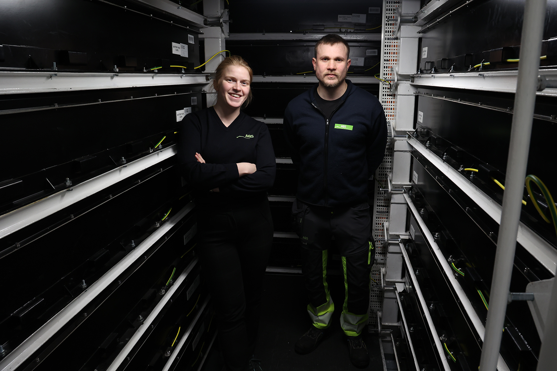 AQS er i full gang med &aring; elektrifisere fl&aring;ten. Her er Sandra &Oslash;. L&oslash;fsn&aelig;s og skipper Tord Sandvik i batterirommet i den nye serviceb&aring;ten AQS Trym, som ble anskaffet i 2024. (Arkivfoto)