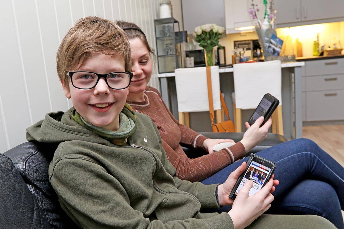 Lucas Alexander (11) liker å følge med på nyhetene på Flatangernytt, og Trine har fast prosedyre hver morgen der hun sjekker Flatangernytt.