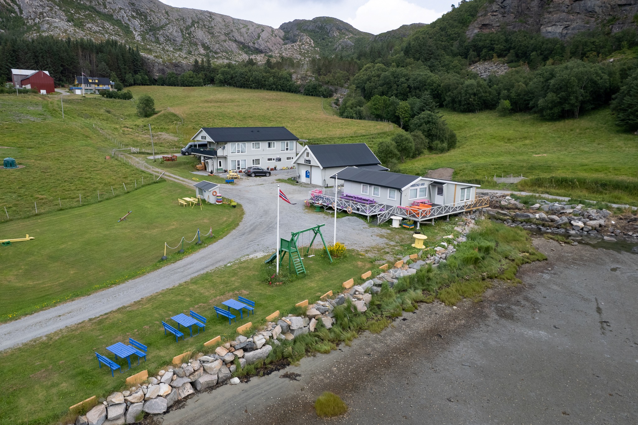 Agnes er fra Filippinene, Flatanger er ikke altfor ulikt - begge steder har om lag 1000 &oslash;yer og skj&aelig;r. (Foto: Jens Martin Olsen)
