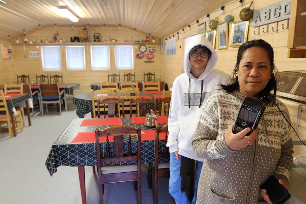 Agnes Hårstad driver serverings- og cateringbedrift, men mangler ofte mobildekning når folk skal betale på kortautomatene. Sønnen Olaf mener mobildekninga kunne vært bedre i 2021.