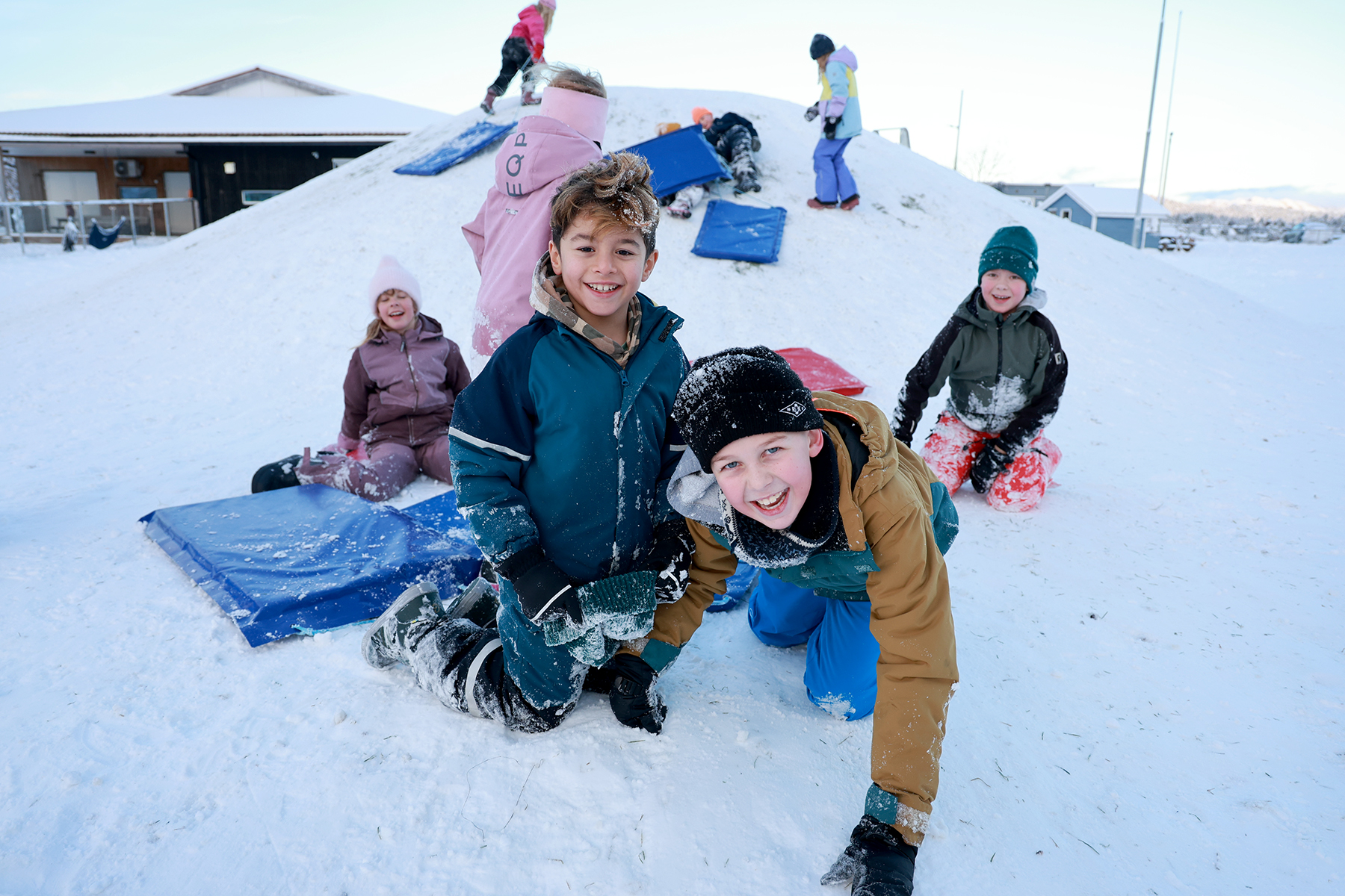 Hamza (til venstre) og Philip storkoste seg i akebakken ved skolen.