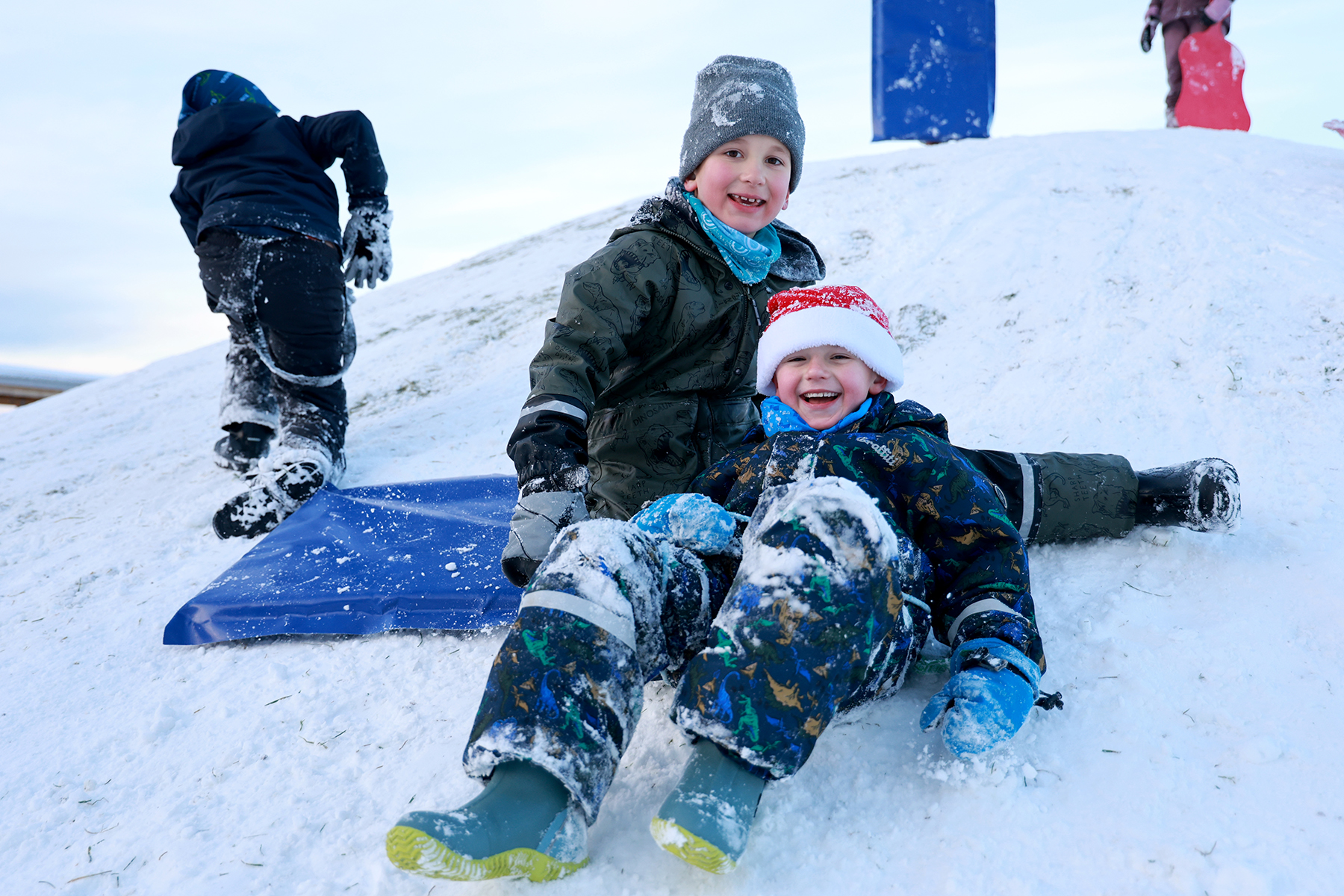Rokas (til venstre) og Oskar hadde problemer med &aring; holde seg p&aring; matta!