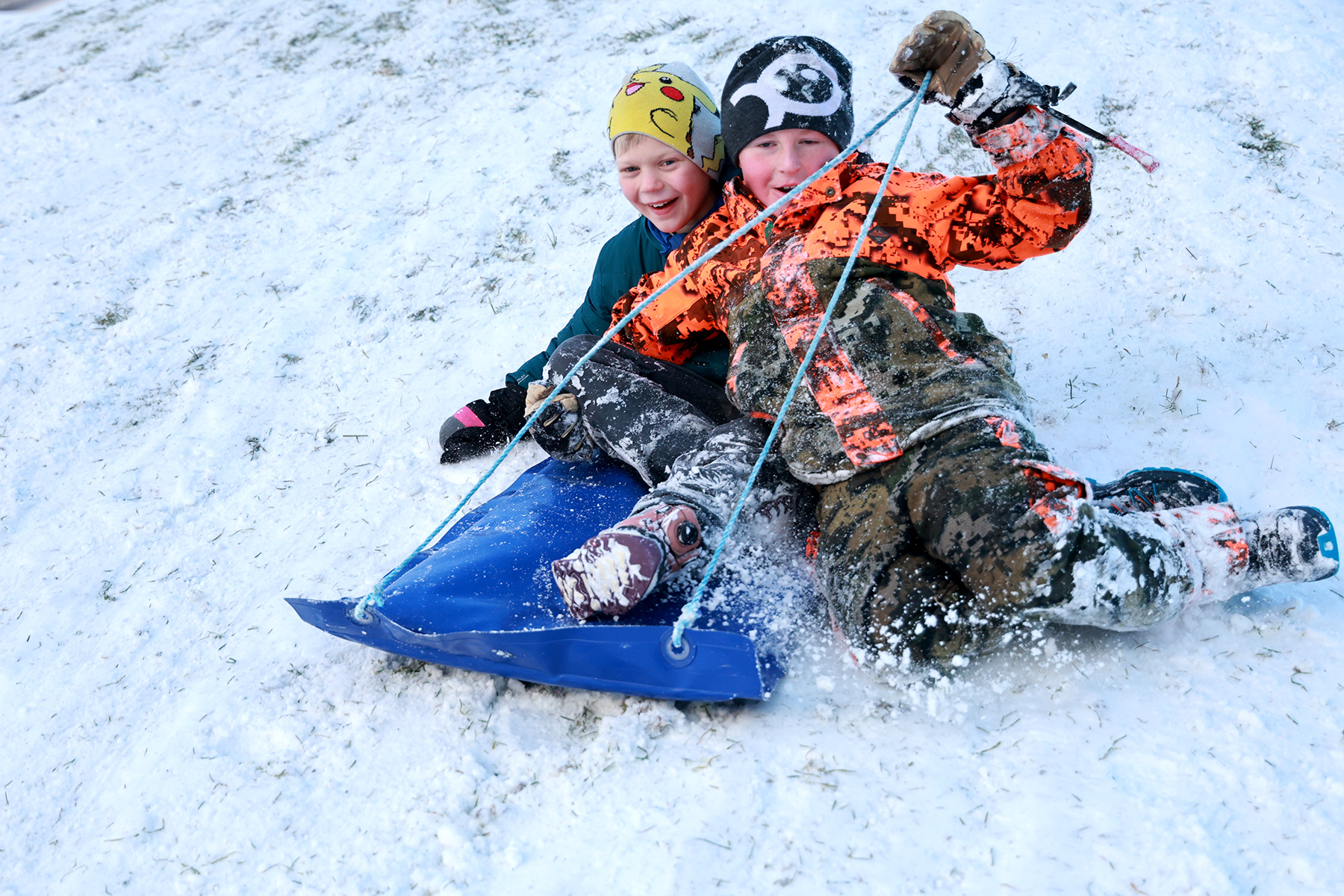 Det gikk friskt for seg da Sigurd (til venstre) og Petter satte utfor!