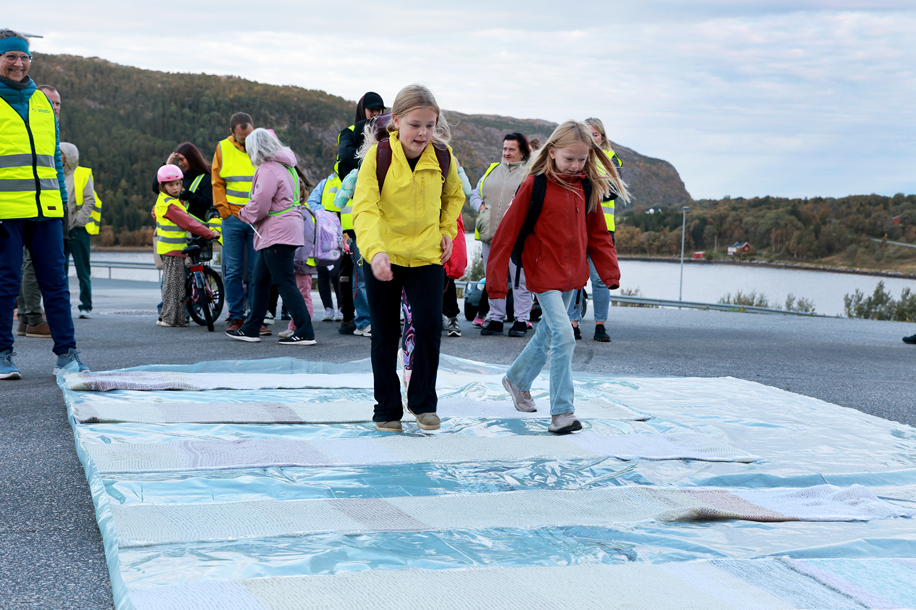 Emilia og Rebecca p&aring; vei over fylkesveien - denne gang p&aring; et nylagt gangfelt.