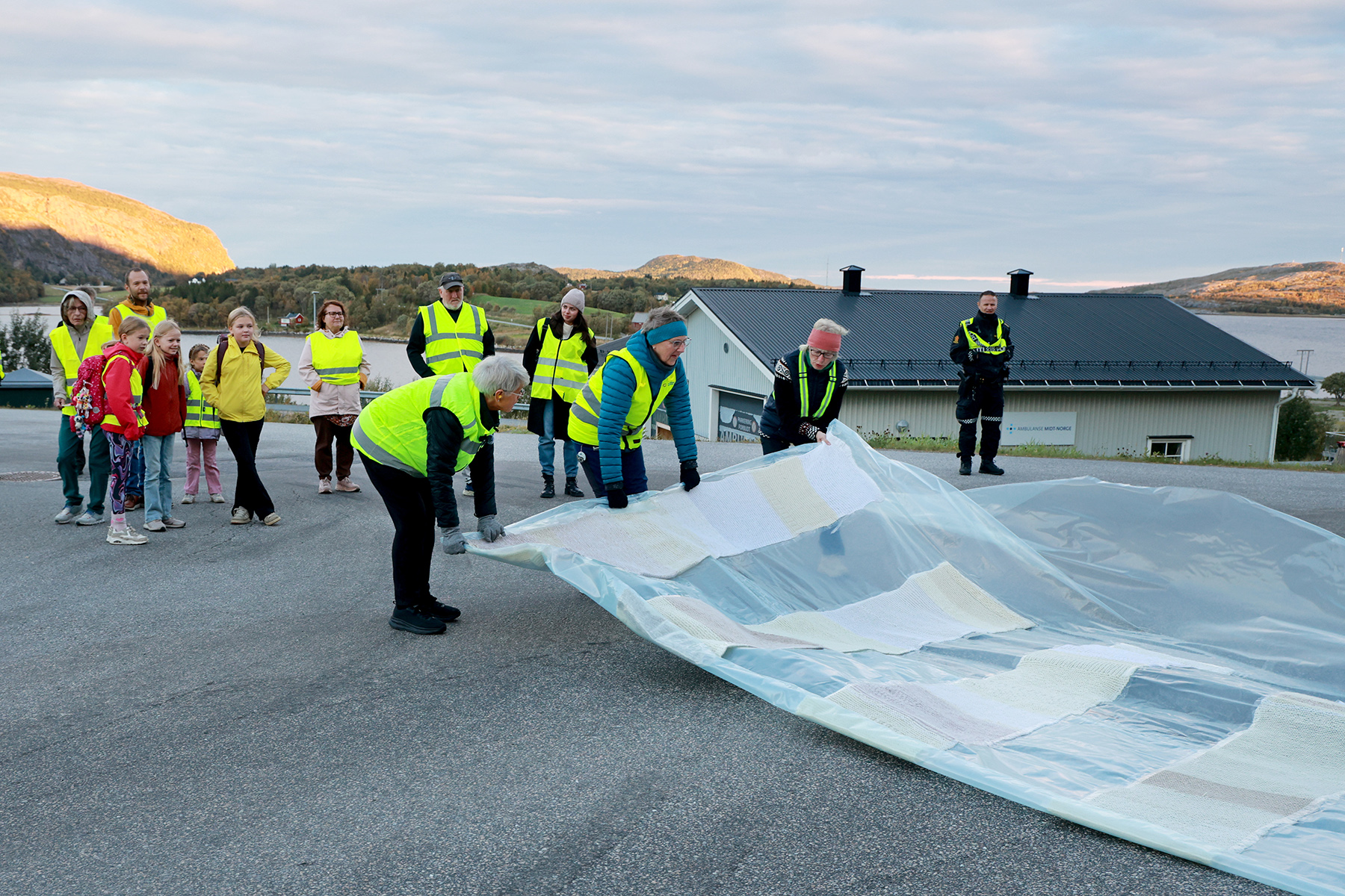 De strikka gangfeltene var lagt i plastikk, som kunne rulles ut over fylkesveien.