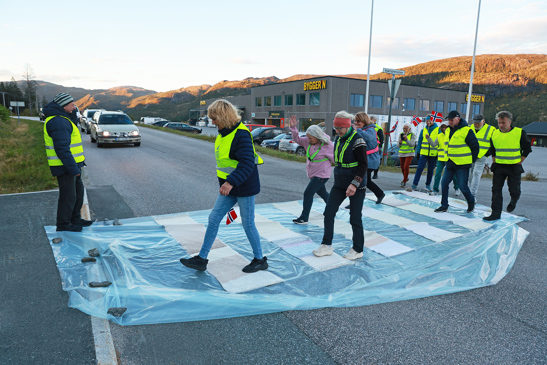 Bilene m&aring;tte pent vente mens folk gikk over det nye gangfeltet.