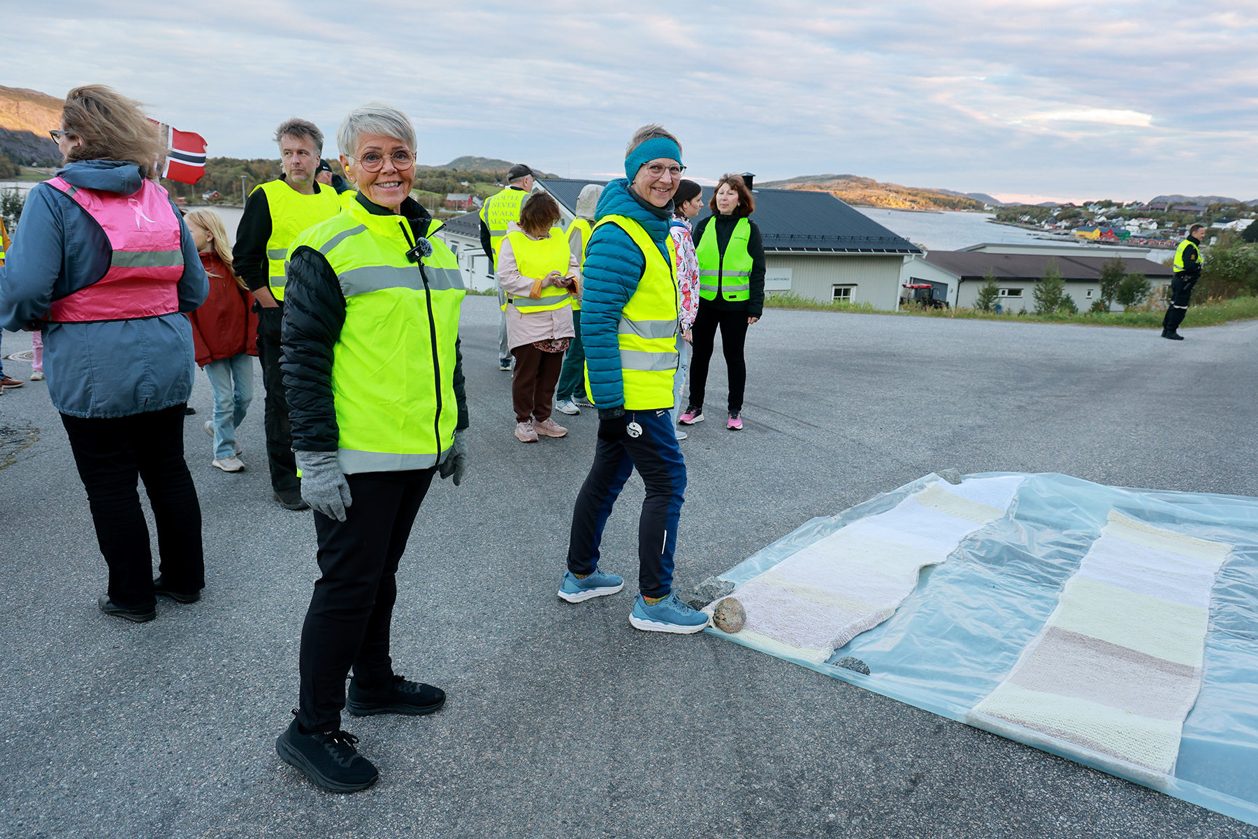 Tone Eian (til venstre) og Birgit S&oslash;rum i aksjonsgruppa var kjempeforn&oslash;yde med oppslutninga om aksjonen trygg skolevei.