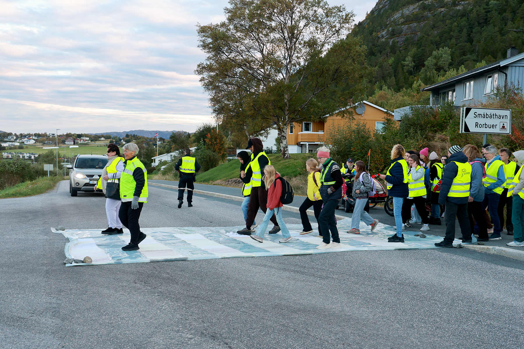 Politiet stoppet trafikken mens aksjonen p&aring;gikk.