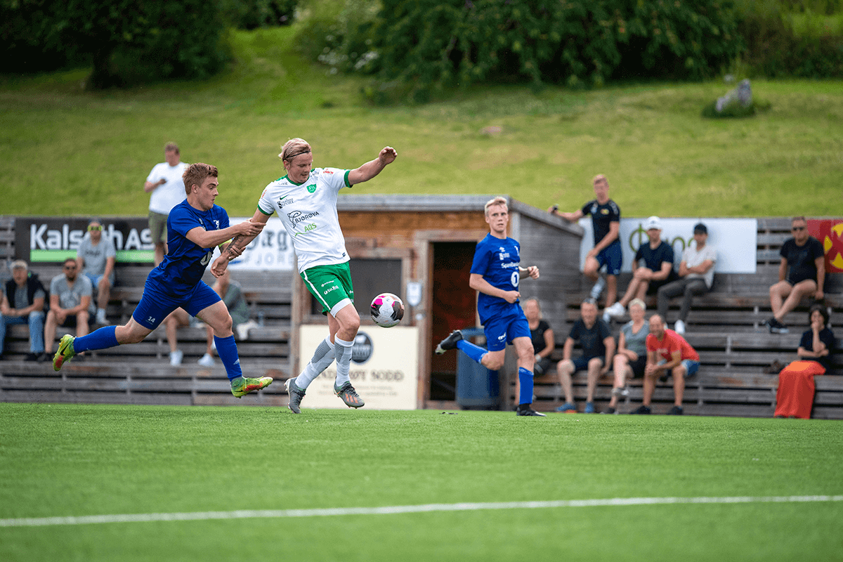 Inder&oslash;y fors&oslash;kte forkjellige knep for &aring; stanse Flatangers Alexander Breistrand... (Foto: Kristian Dahle Klocke)