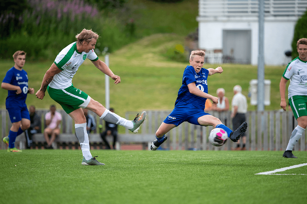 Alexander Breistrand er farlig foran m&aring;l, og han s&oslash;rger for tre av scoringene. (Foto: Kristian Dahle Klocke)