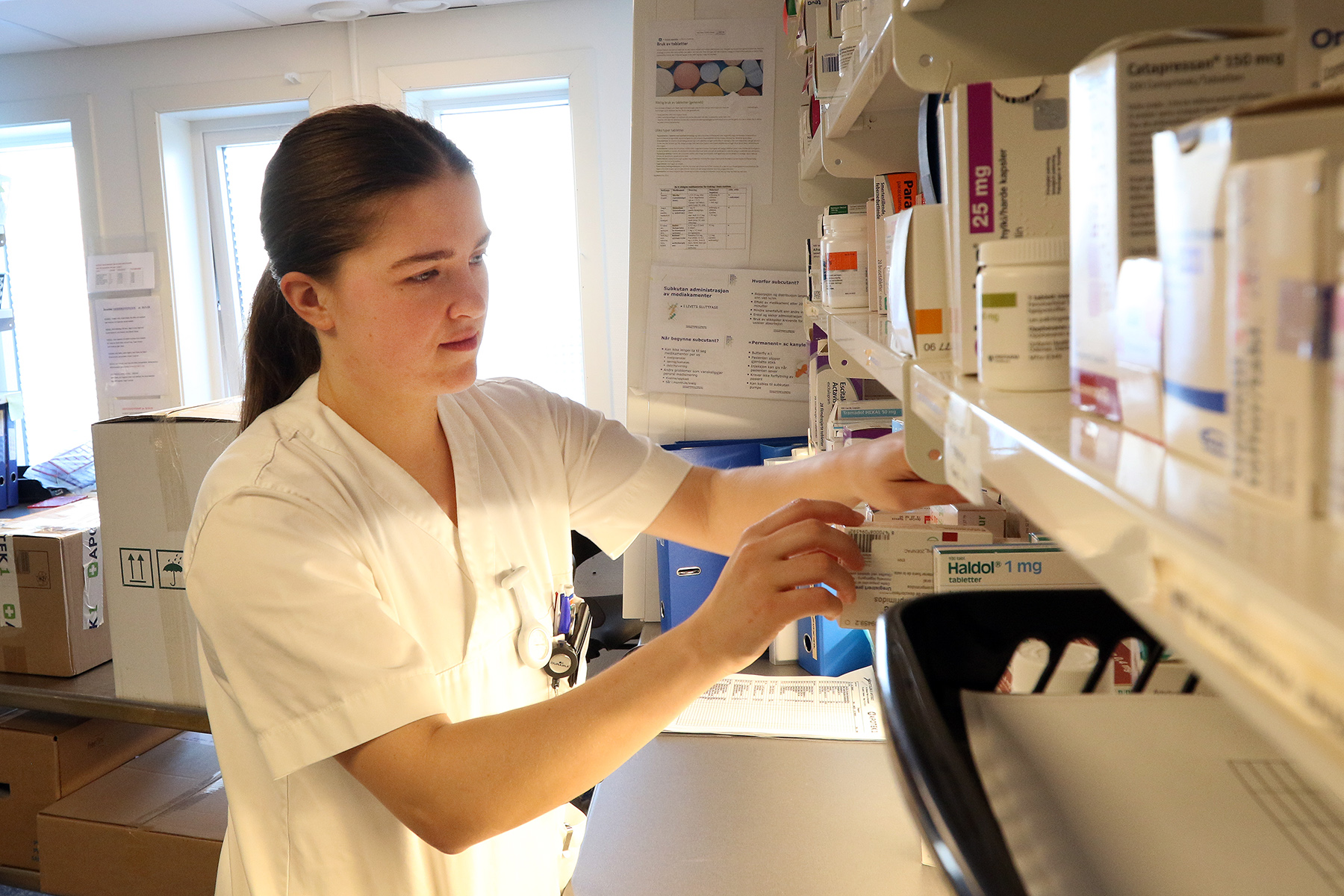 Amalie Stamnes H&aring;gensen fikk jobb rett etter sykepleierh&oslash;gskolen, og stortrives p&aring; pleie- og omsorgstunet i heimbygda.