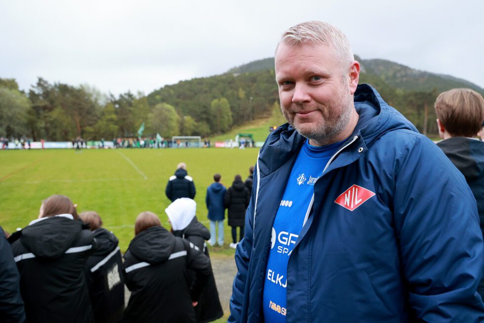 Amund Lein fulgte kampen fra bakketoppen, men det hjalp ikke stort for Namsos &aring; ha ordf&oslash;reren i heiagjengen.