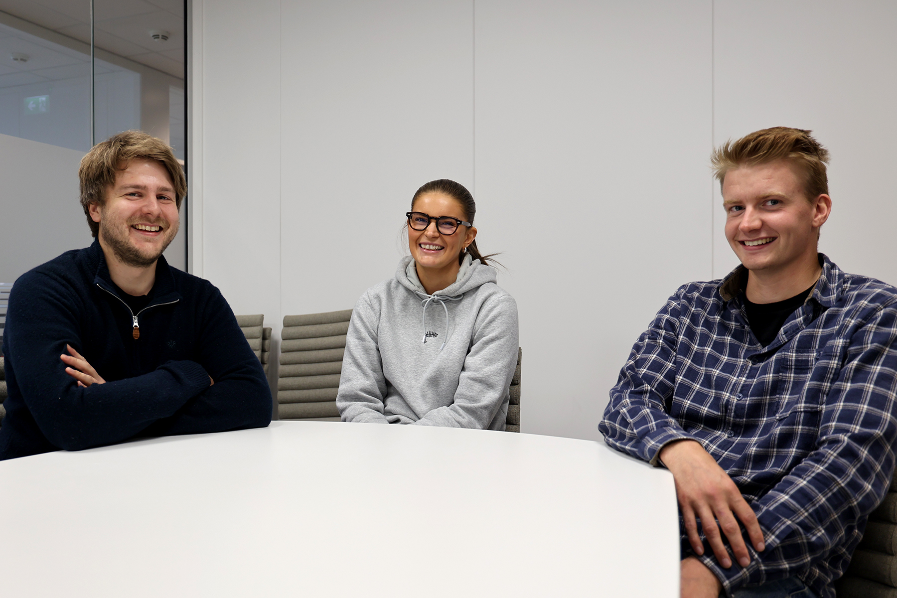 Anders Aukrust (til venstre), Hanne Ingdal S&oslash;rum og Anders Sandnes mener det blir mer attraktivt &aring; flytte til Flatanger med den nye ordninga.