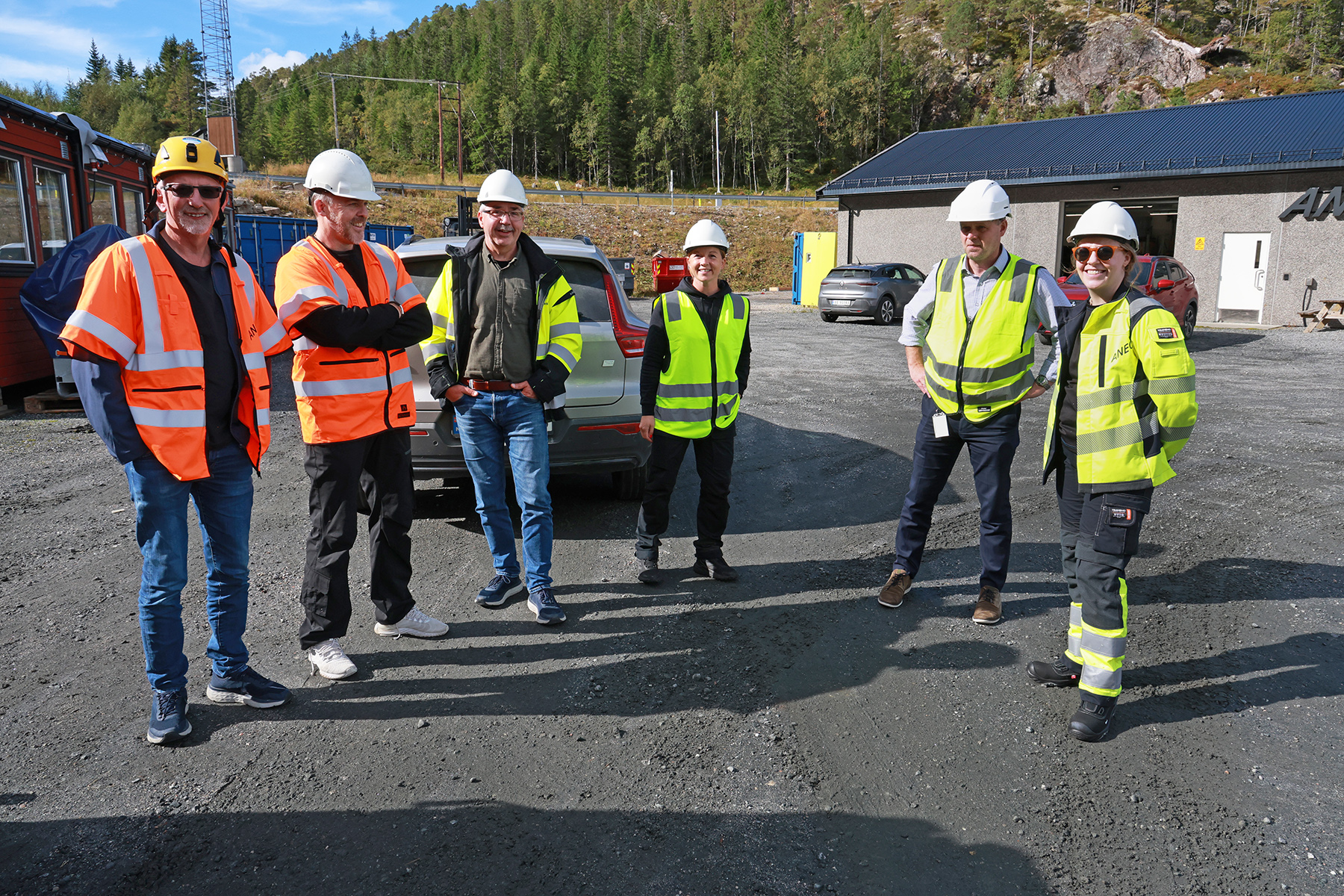 Aneo inviterte Osen og Flatanger kommuner til en orientering om oppryddingsarbeidet på Sørmarkfjellet. Fra venstre: Ordfører Olav Jørgen Bjørkås, kommunedirektør Knut Storeide og teknisk sjef Lars Morten Fløan i Flatanger kommune, videre varaordfører Sandra Gausen og leder for samfunn og teknisk, Jo Terje Stein, i Osen, og kommunikasjonssjef Ragna Vorkinnslien i Aneo.