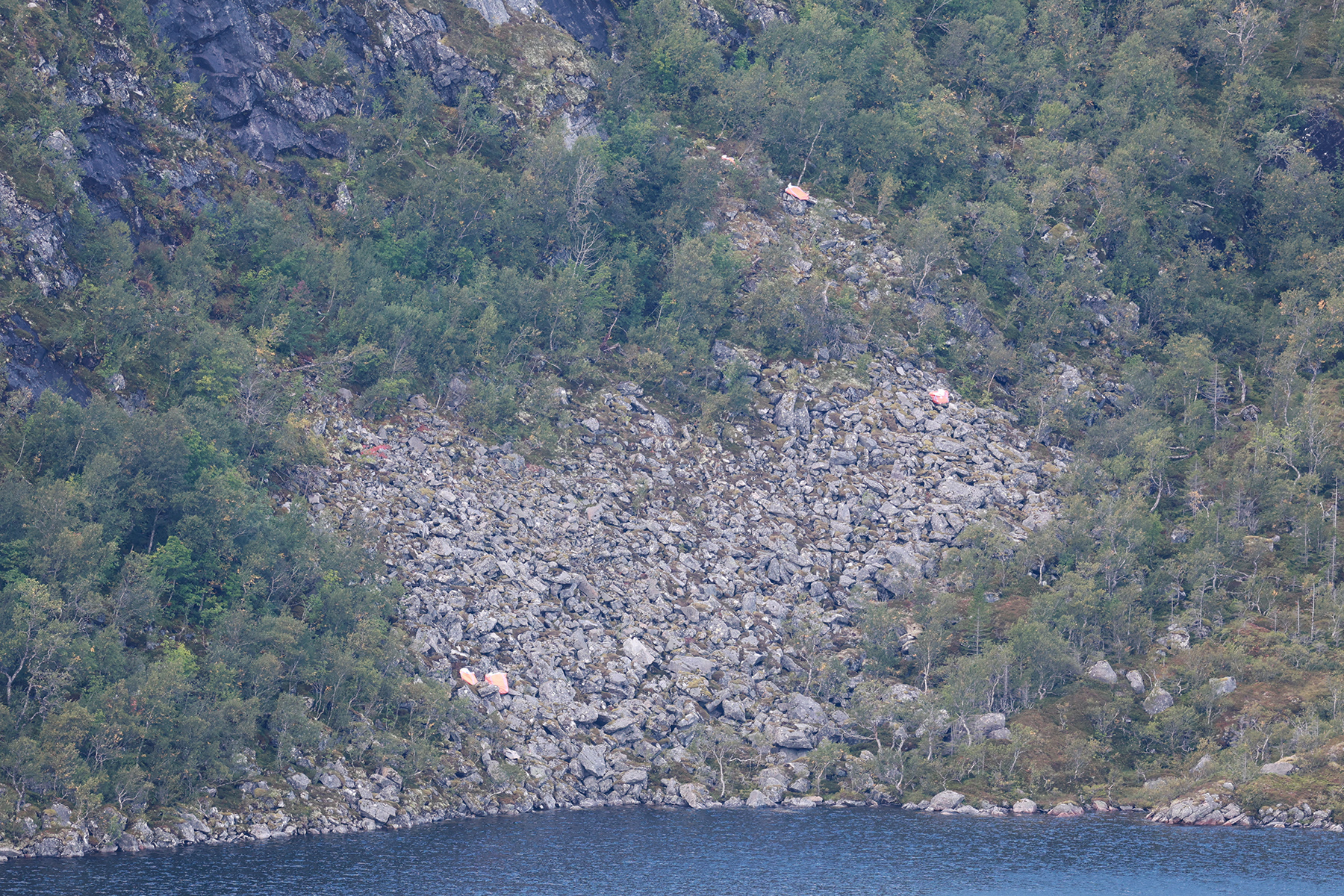 I steinura ved Krokvatnet har folk tatt seg fram med tau og plukket avfall, som er samlet i sekker for uttransport med helikopter.